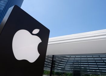 Apple’s Slower Growth: How Do Experts View Its Future Growth Potential?