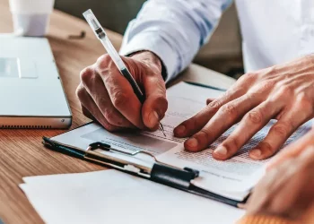 Derivative Market Volatility: How Should Investors Develop Risk Management Strategies?