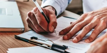 Derivative Market Volatility: How Should Investors Develop Risk Management Strategies?