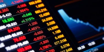 What Are the Underlying Issues Behind the Global Stock Market Crash? How Should Investors Respond?