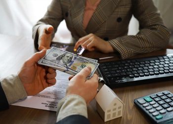 Which Stocks Offer the Best Investment Value in the Short-Term? Expert Predictions for the Coming Months