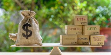 Balancing Risk and Return in Bond Investing in a Low-Interest Rate Environment